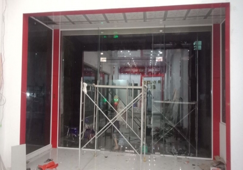 Cửa kính bản lề sàn - Cửa nhôm xếp - Shop House Lê Thành