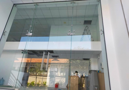 Cửa kính bản lề sàn-Cửa nhôm Xingfa - Cầu thang kính cường lực